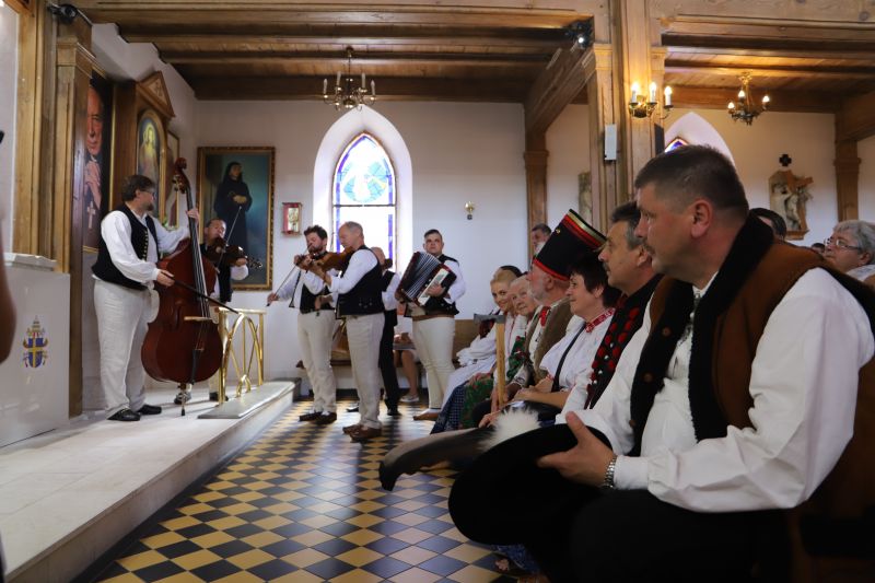 Co roku (w lipcu) w Ustce pojawiają się beskidzcy górale, którzy przybliżają mieszkańcom i turystom kulturę swojego regionu. Szczególną popularnością cieszą się stoiska gastronomiczne z kulinarnymi specjałami Podbeskidzia i Beskidów. Każdy ma ochotę sprawdzić jak smakuje karczek, kwaśnica, czy… świńskie ryje z grilla. Nie może zabraknąć oscypków (na zimno oraz na gorąco z żurawiną), czy lokalnie przyrządzanych kiszonych ogórków. Oczywiście impreza to nie tylko jedzenie. Odbywają się tu również prezentacje góralskiego rękodzieła i występy folklorystyczne. Co roku (w lipcu) w Ustce pojawiają się beskidzcy górale, którzy przybliżają mieszkańcom i turystom kulturę swojego regionu. Szczególną popularnością cieszą się stoiska gastronomiczne z kulinarnymi specjałami Podbeskidzia i Beskidów. Każdy ma ochotę sprawdzić jak smakuje karczek, kwaśnica, czy… świńskie ryje z grilla. Nie może zabraknąć oscypków (na zimno oraz na gorąco z żurawiną), czy lokalnie przyrządzanych kiszonych ogórków. Oczywiście impreza to nie tylko jedzenie. Odbywają się tu również prezentacje góralskiego rękodzieła i występy folklorystyczne.
