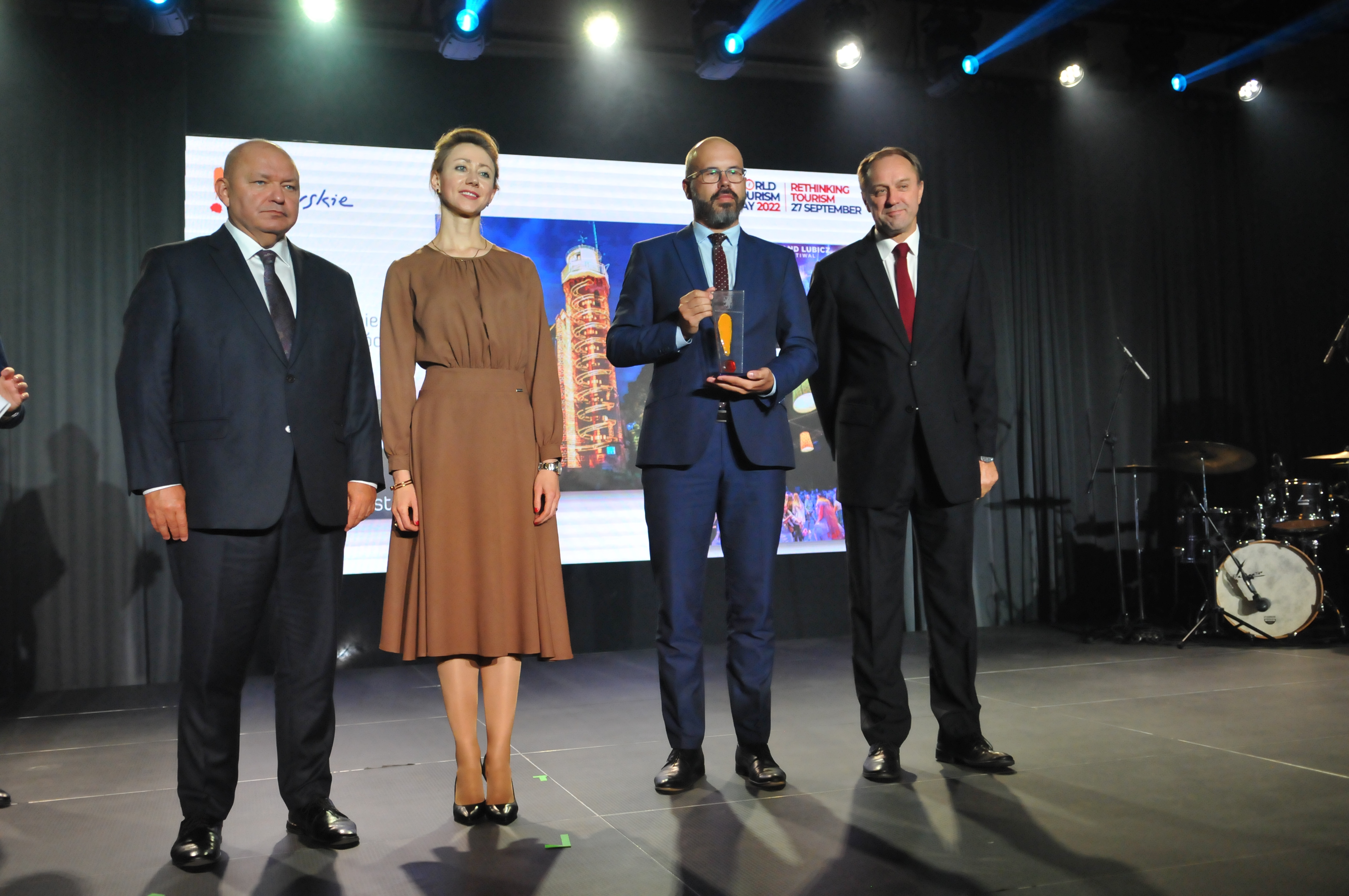 scena, na scenie marszałek, burmistrz. Moment wręczenia nagrody