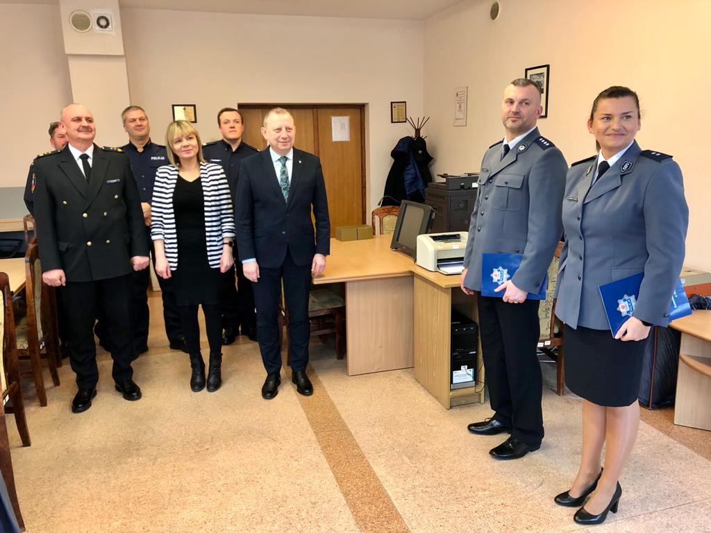 pomieszczenie biurowe, uczestnicy uroczystości, dwoje policjantów kobieta i mżężczyzna oraz goście