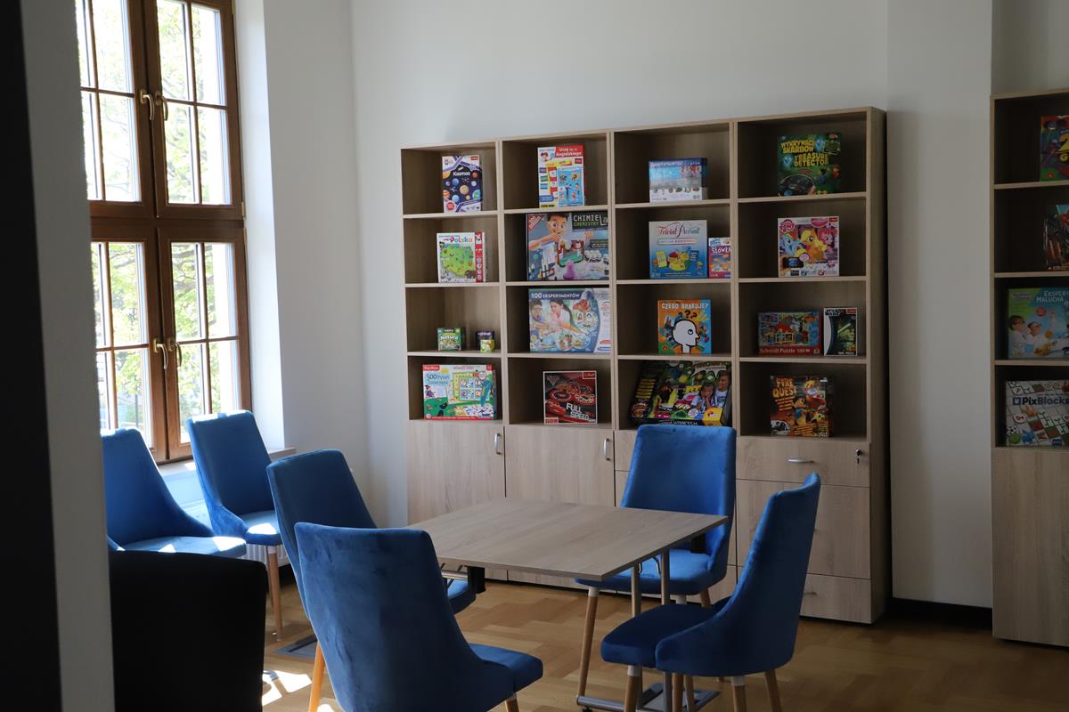 sala zajęciowa, stolik, krzesła, regały