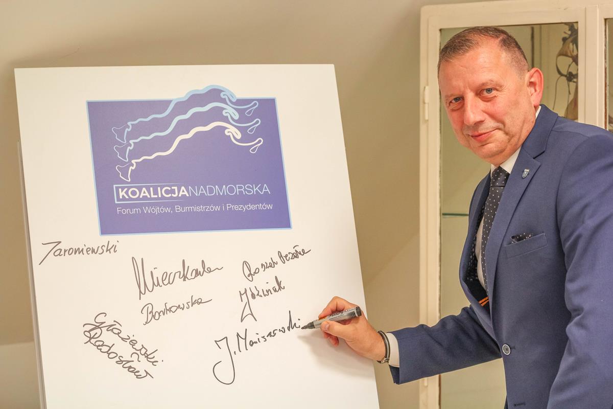 burmistrz podpisuje deklarację, karta na flipchart