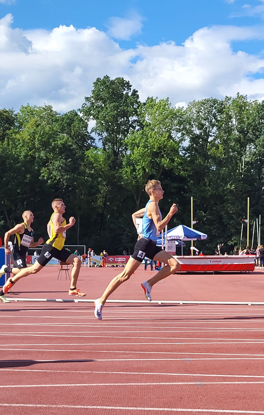 start do biegu, bieżnia, trzech zawodników