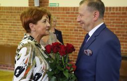 Składanie gratulacji burmistrzowi, kolejka ludzi z kwiatami