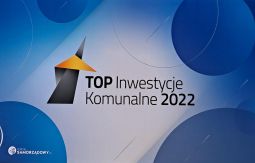 Ekran, plansza, napis: Top inwestycje Komunalne 2022