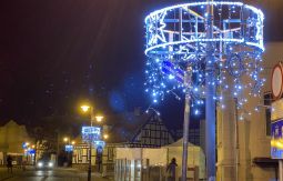 Iluminacje świąteczne na lampach ulicznych