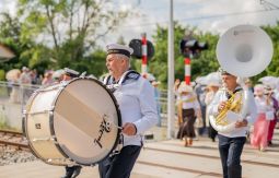 Orkiestra dęta w strojach marynarskich