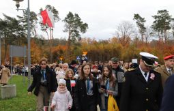 marsz ulicami, uczestnicy rozmawiają, niosą choragiewki