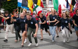 Parada Mistrzostw Europy, ludzie z flagami maszerują ulicą