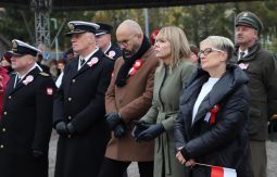 uczestnicy uroczystości, przyglądają się występom na scenie