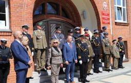 Władze miasta, goście uroczystości na schodach przed ratuszem