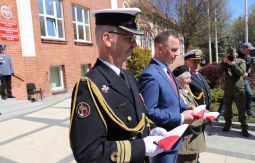 rozdawanie flag: władze gminy Ustka i goście, uczniowie