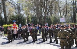 kompania wojska maszeruje ulicą, w tle publiczność