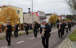 orkiestra dęta idzie na czele marszu, w tle uczestnicy