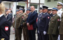 dowódcy i goście stoją w trakcie uroczystości