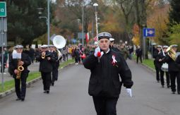 orkiestra dęta idzie na czele marszu, w tle uczestnicy