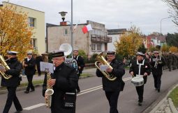 orkiestra dęta idzie na czele marszu, w tle uczestnicy