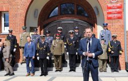 Władze miasta, goście uroczystości na schodach przed ratuszem, przemówienie posła