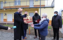 Burmistrz, Przewodniczący i inni ludzie - przekazanie prezentu