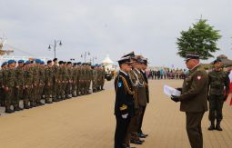 żołnierze stoją w szeregu, wręczanie nagród wyróżnionym