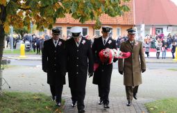 składanie wiązanek pod pomnikiem, w tle uczestnicy