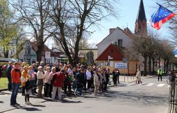 Ulica, ludzie stoją