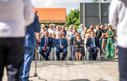 Goście uroczystości siedzą na krzesłach