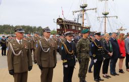 żołnierze stoją w szeregu, wręczanie nagród wyróżnionym