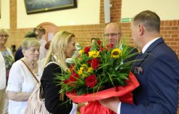 Składanie gratulacji burmistrzowi, kolejka ludzi z kwiatami