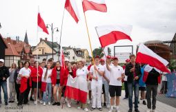 Parada Mistrzostw Europy, ludzie z flagami maszerują ulicą