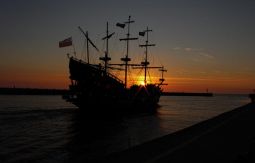 fot. Dominika Hałas / statek, zachód słońca