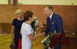 Składanie gratulacji burmistrzowi, kolejka ludzi z kwiatami