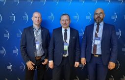 Trzech mężczyzn, w tle ścianka Europejski Kongres Gospodarczy