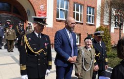 rozdawanie flag: władze Ustki i goście