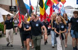 Parada Mistrzostw Europy, ludzie z flagami maszerują ulicą
