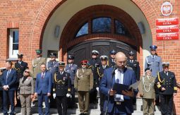 Władze miasta, goście uroczystości na schodach przed ratuszem, przemówienie burmistrza 