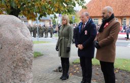 składanie wiązanek pod pomnikiem, w tle uczestnicy