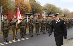 kompania honorowa, dowódca skłąda meldunek komendantowi, żołnierz trzyma sztandar