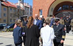 rozdawanie flag: władze Ustki i goście, uczniowie