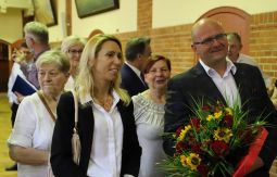 Składanie gratulacji burmistrzowi, kolejka ludzi z kwiatami