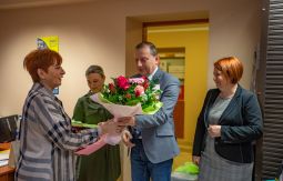 Burmistrz wręcza kwiaty