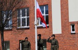 podnoszenie flagi na maszt