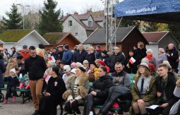 plac przed sceną, publiczność słucha występów