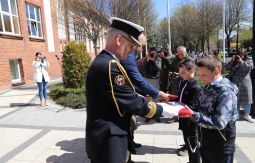 rozdawanie flag: władze Ustki i goście, uczniowie