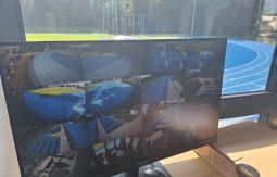 ekran z monitoringiem stadionu, w tle stadion