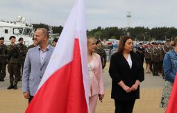 żołnierze stoją w szeregu, wręczanie nagród wyróżnionym, na pierwszym planie flaga RP