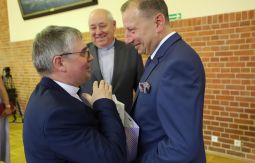 Składanie gratulacji burmistrzowi, kolejka ludzi z kwiatami