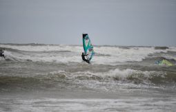 Jak wykorzystać sztorm? - kitesurfing i windsurfing w Ustce