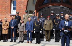 Władze miasta, goście uroczystości na schodach przed ratuszem, przemówienie burmistrza 