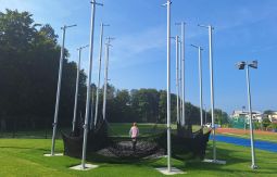 arena do rzutu młotem z siatką na satdionie lekkoatletycznym, w tle las