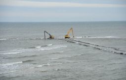 Umacnianie brzegu morskiego - Ustka, kwiecień 2015r.